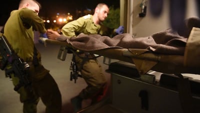 חיילי צה"ל מפנים פצועים סורים