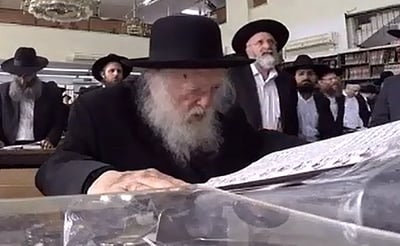 תיעוד נדיר: הגר"ח קנייבסקי שליח ציבור