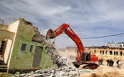 מנדלבליט יוזם פתרון שימנע פינוי בכוח של עמונה