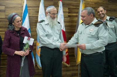 הרב אייל קרים בטקס, לצד הרמטכ"ל ורעייתו
