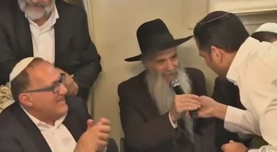 בפני רבי דוד אבוחצירא: חיים ישראל שר "תניא" • צפו