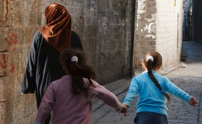 אישה וילדים בסמטאות חאלב. ארכיון