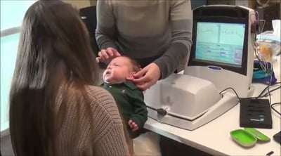 מרגש: תינוק שומע לראשונה את הוריו