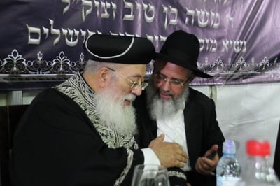 הרשל"צ והרב שמעון בן טוב בהילולת צדיק המזוזות. מן הארכיון