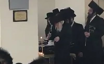 צפו: הרבי הישיש מסקולען בשירת "ועל הניסים"