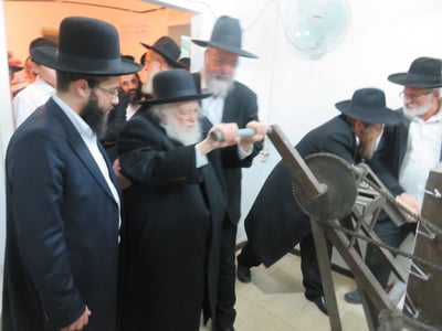 מרן שר התורה הגר"ח קנייבסקי טחן חיטים עבור המצות. צפו