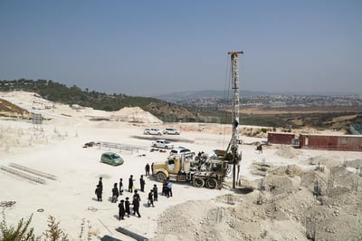 עבודות ומפגינים במתחם
