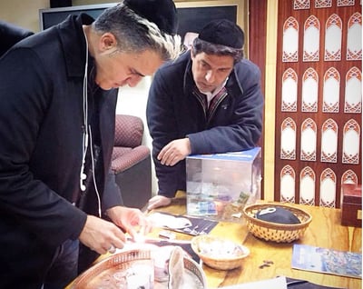 הזמר קובי פרץ ורב הסלבס בתפילה בחדר צדיק המזוזות