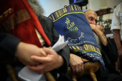 ספרי תורה עתיקים שמוחזרים לשימוש בכותל