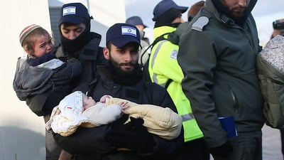 אחד הפינויים הכואבים. השוטר מתקשה לשלוט ברגשותיו
