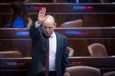 בנט חוגג, בעולם פחות