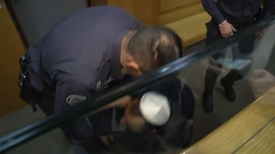 הסצנה ההזויה מול המצלמות