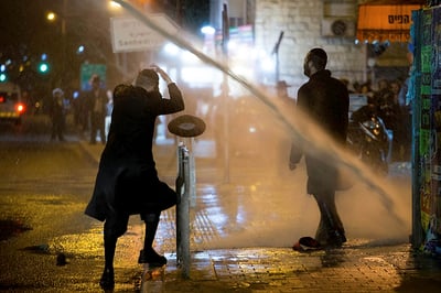 הצווחות על החיילת בהפגנה בב"ב