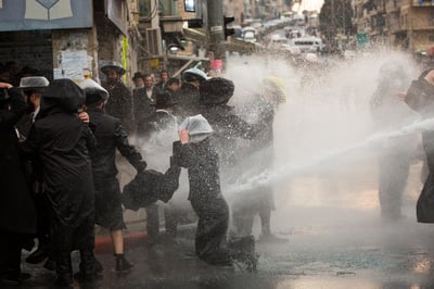 צפו: המפגינים רוקדים מול זרנוקי המכת"זית