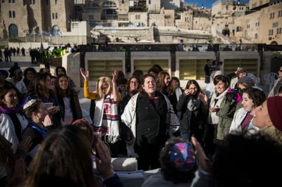 הפרובוקציה החדשה: "בת מצווה" בכותל, עם תפילין