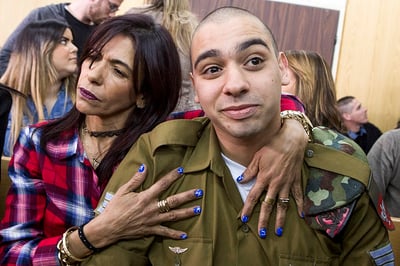 אזריה ואמו בבית הדין הצבאי. היום