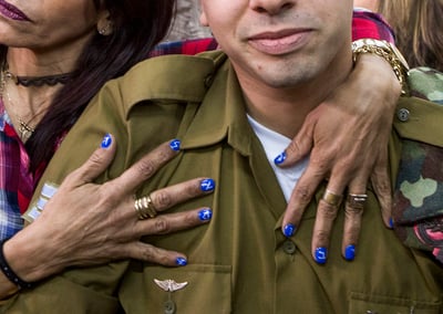 "גיבור של אמא" - הציפורניים של אושרה אזריה