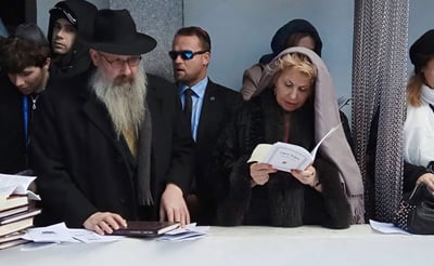 מתפללת לישועה