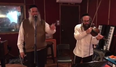 רוצים להציץ לחדר החזרות של שולי רנד?