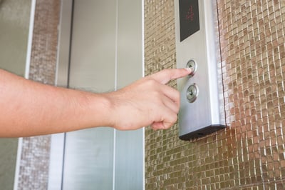 בנו מעלית חיצונית – ויפצו את השכנים. אילוסטרציה