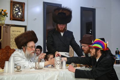 טיש פורים של הרבי משאץ דרהביטש. צפו