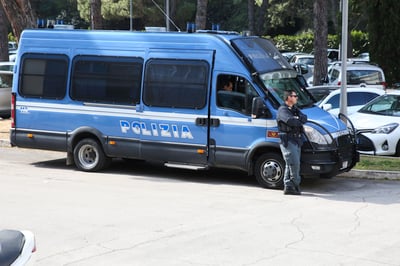 איטליה: שוטרים וחיילים חמושים מאבטחים את הרבנים