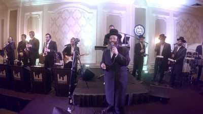 הזמר שלוימי טויסיג בליווי שימי לוי ו'שירה'