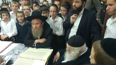 מרגש: ילדי החיידר שרו למרן הגר"ח קנייבסקי. צפו