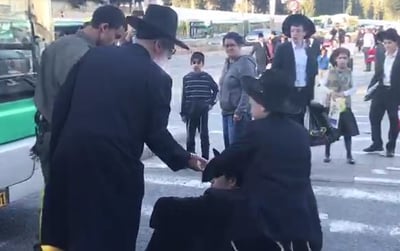 הצעירים הפגינו, המבוגרים התחננו: "תפנו את הכביש" • צפו