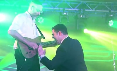 הזמר אבי אילסון במחרוזת ריקודים סוערת