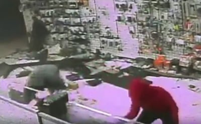 תוך 31 שניות: פרצו לחנות אקדחים, גנבו ונמלטו