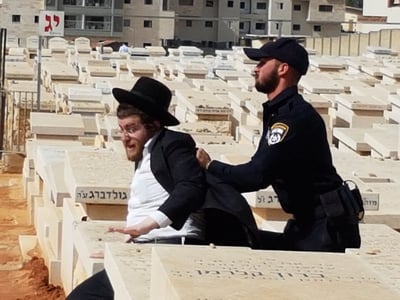תיעוד מבית הקברות