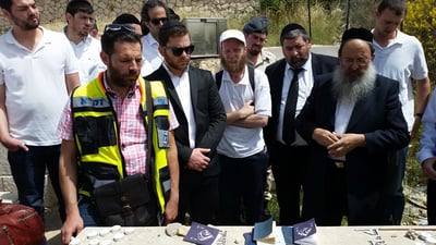 החרדים ע לקבר החייל