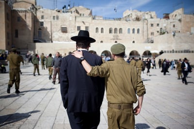 לובשים בגאון את מדי הצבא. אילוסטרציה