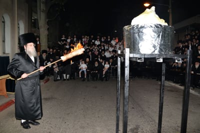 הרבי ממודז'יץ בהדלקת המדורה • תיעוד
