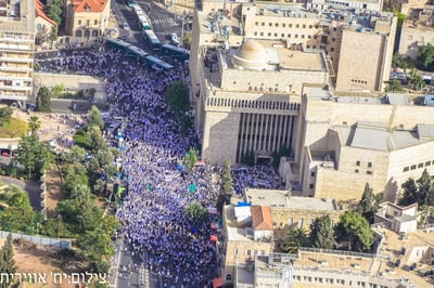 ריקוד הדגלים בשנה שעברה