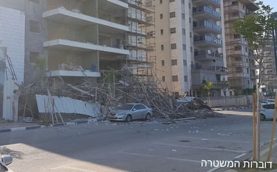 פיגומי בנייה קרסו בעפולה: ארבעה נפצעו