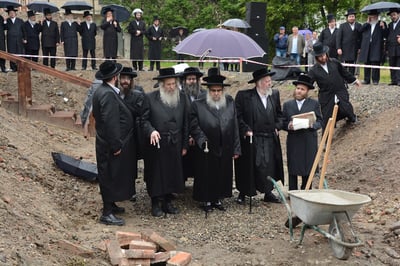 מסע הרבי מסאטמר והנגידים לאירופה • צפו