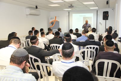 מפגש ראשון לחברי קהילת המכירות.