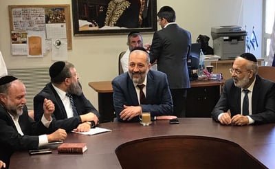 לאחר החקירה: דרעי השתתף בישיבת הסיעה