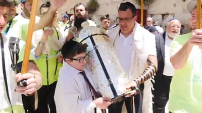 חתן בר מצווה בעל צרכים מיוחדים מארה"ב הגשים חלום: להתפלל בכותל