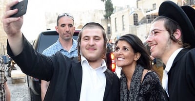 בחורי הישבות עם השגרירה היילי