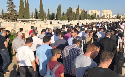 "גדול מהחיים": מאות בהלווית עורך הדין אלקנה בישיץ