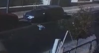 הילד משחק בכביש