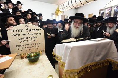 האדמו"ר בציון אביו
