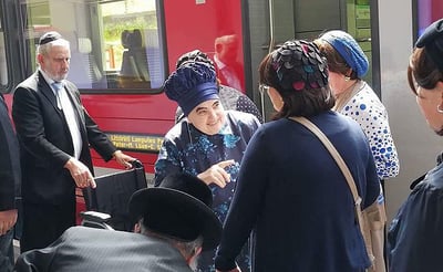 הרבנית מבעלזא והרכבת