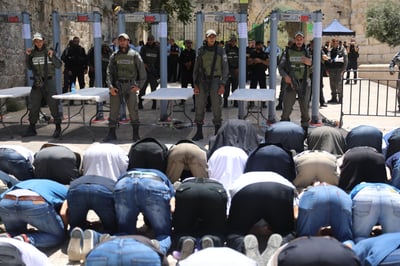 המוסלמים באים להתפלל על ההר ונתקלים בעמדות הבידוק החדשות - והקלטה מתוך הקשר המשטרתי