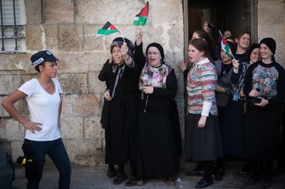 אשתו של יואליש קרויס עם דגל פלסטין
