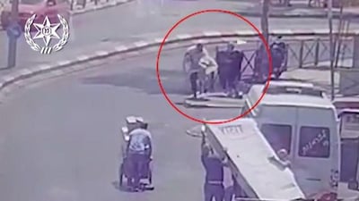 מחבלת ניסתה לדקור חרדי, ללא הצלחה; ערבי נפצע קל
