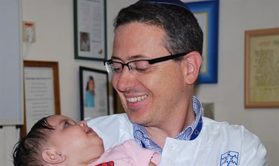הפעוטה שנותחה - עם המנתח
